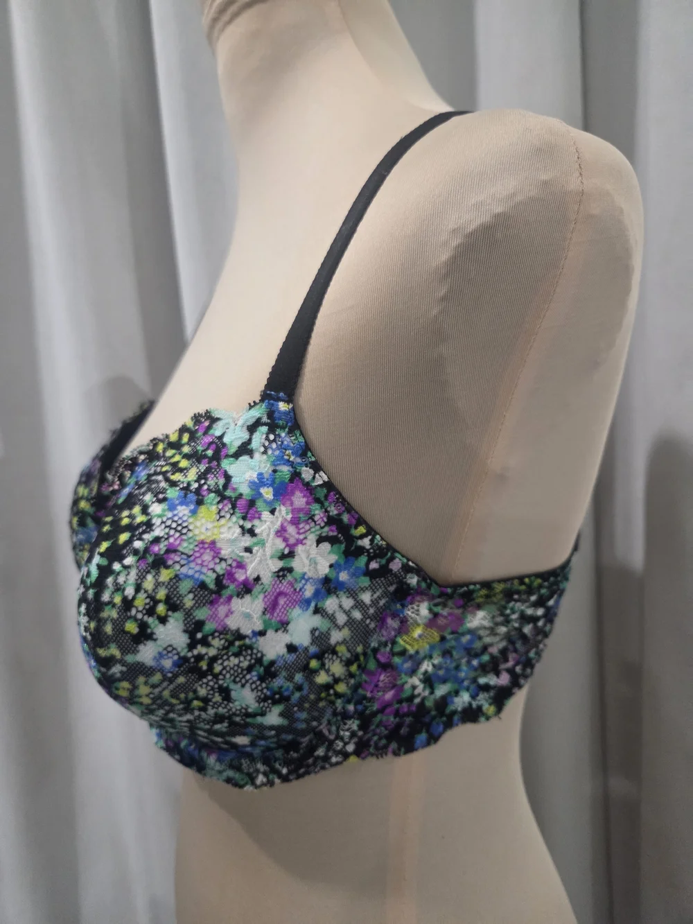 Victoria's Secret Black Floral Lace Underwire Bra with Multicolor Accents